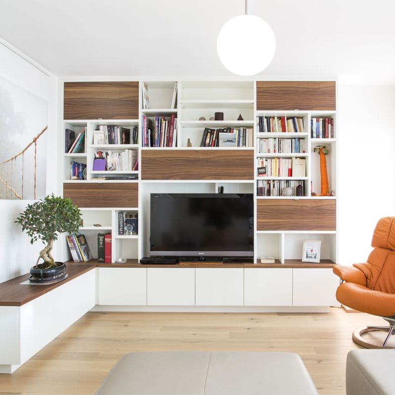 Meuble TV bibliothèque en angle, façades blanc et bois foncé