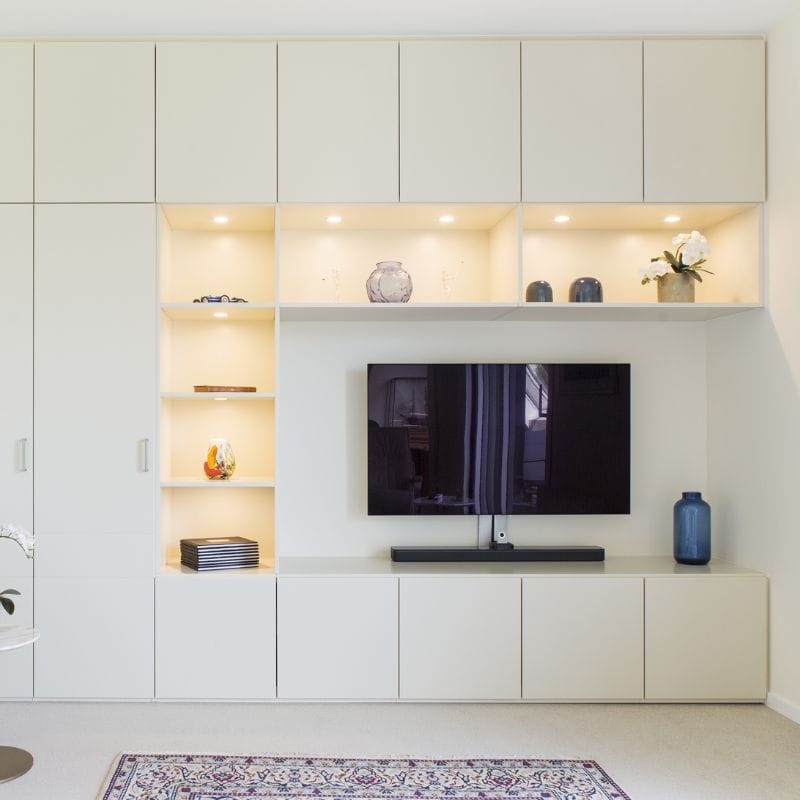 Meuble TV sur mesure beige avec spots LED intégrés