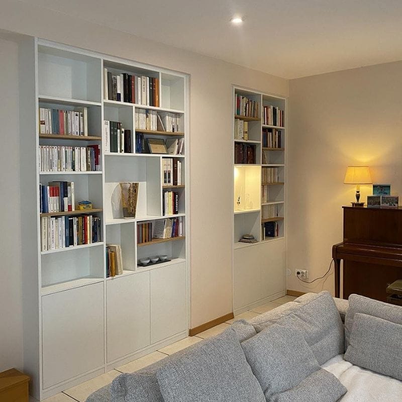 Bibliothèque murale avec étagères blanches et bois de chêne, spot LED intégré