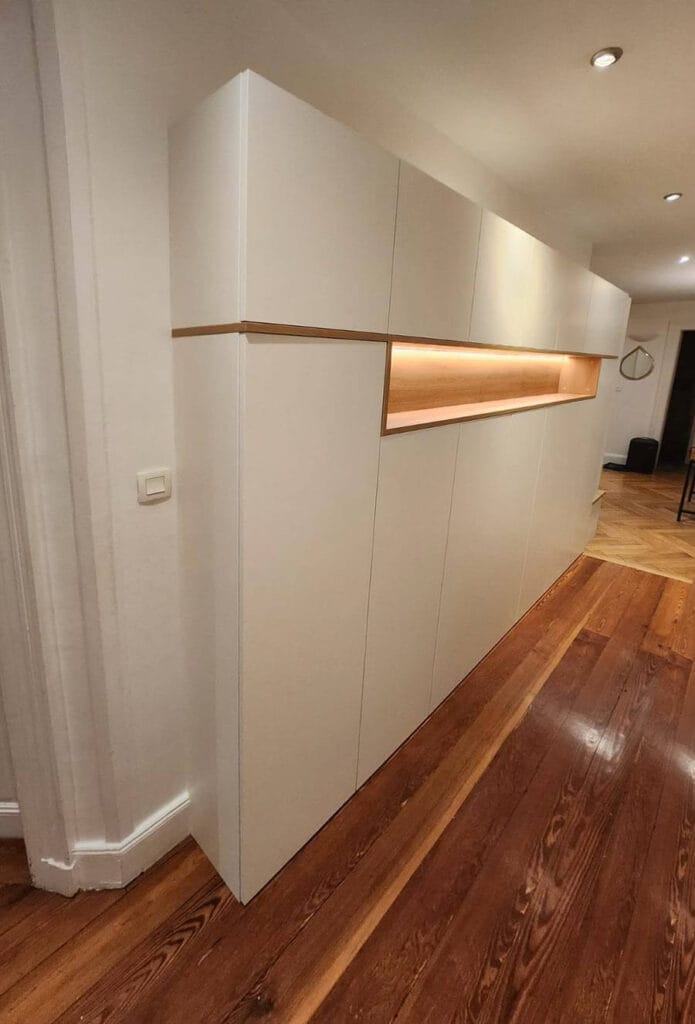 Meuble placard d'entrée sur mesure dans un couloir