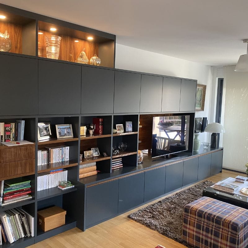 Mur de rangement sur mesure noir et bois avec bibliothèque et meuble TV intégré