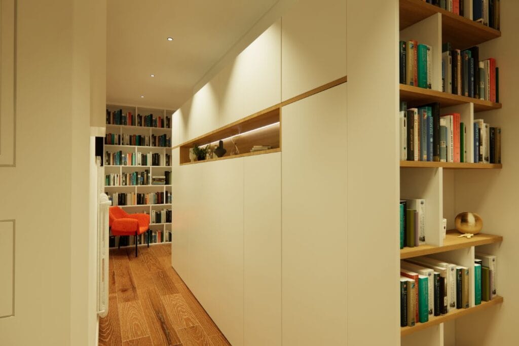 Meuble sur mesure blanc avec niche en bois dans un couloir étroit